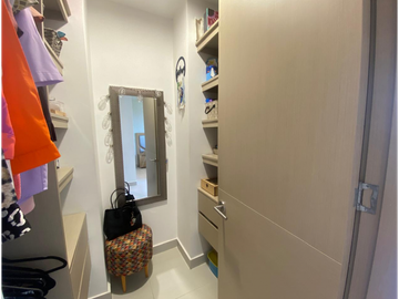 SE VENDE AMPLIO APARTAMENTO EN EL PORTAL DE GENOVES