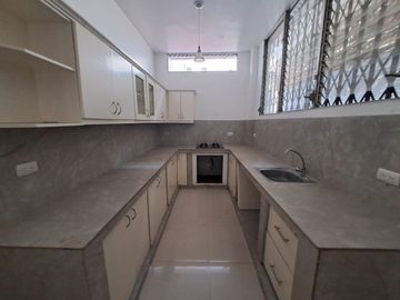 Venta de villa en sitio seguro en Alborada Sexta Etapa