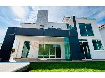 VENTA CASA EN VISTA REAL CORREGIDORA CON ALBERCA 5 HABITACIONES!!!
