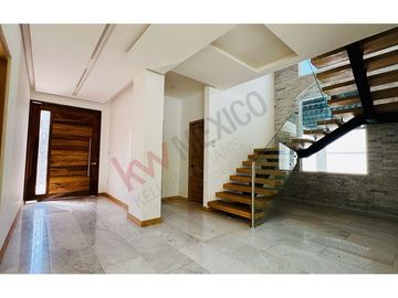 VENTA CASA EN VISTA REAL CORREGIDORA CON ALBERCA 5 HABITACIONES!!!