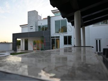VENTA CASA EN VISTA REAL CORREGIDORA CON ALBERCA 5 HABITACIONES!!!