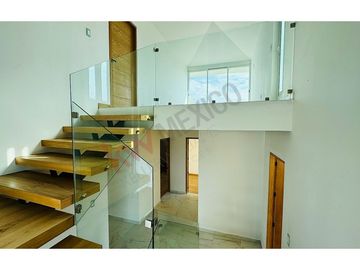 VENTA CASA EN VISTA REAL CORREGIDORA CON ALBERCA 5 HABITACIONES!!!