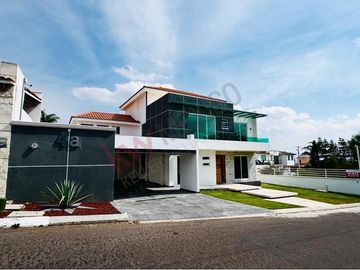 VENTA CASA EN VISTA REAL CORREGIDORA CON ALBERCA 5 HABITACIONES!!!