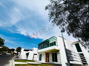 VENTA CASA EN VISTA REAL CORREGIDORA CON ALBERCA 5 HABITACIONES!!!