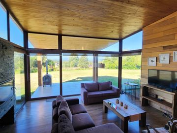 Espectacular y moderna casa a pasos del pueblo