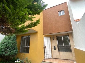 CASA EN RENTA EN CEDROS 4000