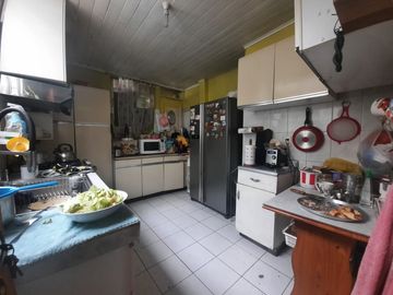 Grace Kelm VENDE, INVERSION! casa en excelente estado, 15d/3b/est. regularizada/Recoleta