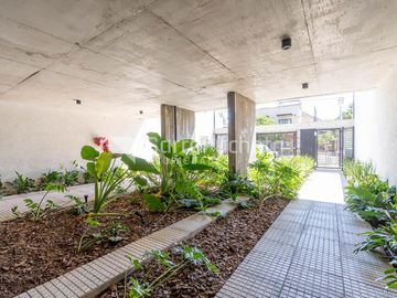 Venta departamento 2 ambientes con doble balcón en Morón.