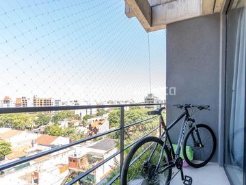 Venta departamento 2 ambientes con doble balcón en Morón.