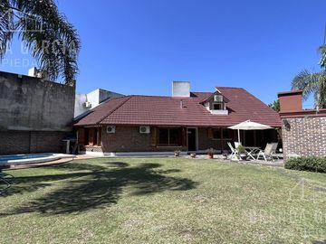 Casa Con Pileta En Dos Plantas En Venta  - Colón Entre Rios.