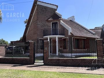Casa Con Pileta En Dos Plantas En Venta  - Colón Entre Rios.