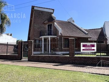 Casa Con Pileta En Dos Plantas En Venta  - Colón Entre Rios.