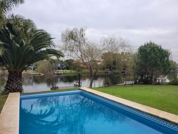 San Isidro Labrador | Casa con lindísimo terreno a la laguna se vende con amarra incluída