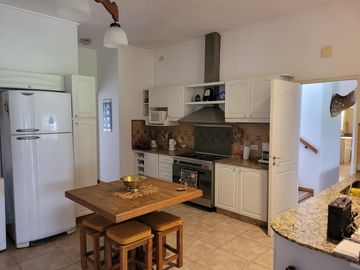San Isidro Labrador | Casa con lindísimo terreno a la laguna se vende con amarra incluída