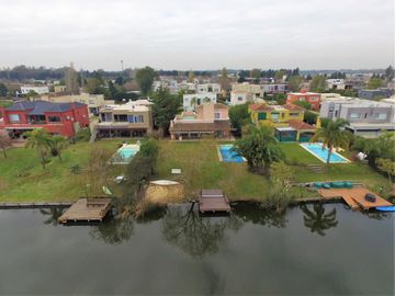 San Isidro Labrador | Casa con lindísimo terreno a la laguna se vende con amarra incluída