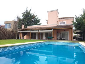 San Isidro Labrador | Casa con lindísimo terreno a la laguna se vende con amarra incluída