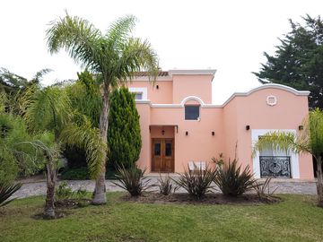 San Isidro Labrador | Casa con lindísimo terreno a la laguna se vende con amarra incluída