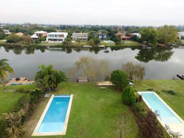 San Isidro Labrador | Casa con lindísimo terreno a la laguna se vende con amarra incluída