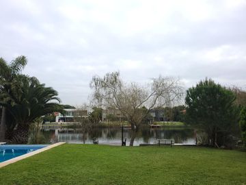 San Isidro Labrador | Casa con lindísimo terreno a la laguna se vende con amarra incluída