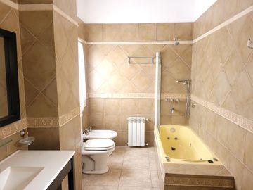 San Isidro Labrador | Casa con lindísimo terreno a la laguna se vende con amarra incluída