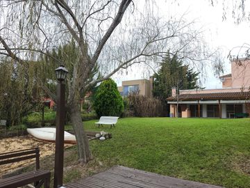 San Isidro Labrador | Casa con lindísimo terreno a la laguna se vende con amarra incluída
