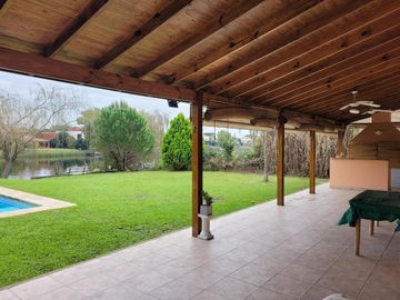 San Isidro Labrador | Casa con lindísimo terreno a la laguna se vende con amarra incluída