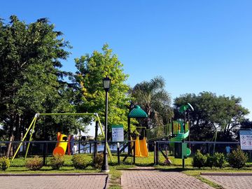 San Isidro Labrador | Casa con lindísimo terreno a la laguna se vende con amarra incluída