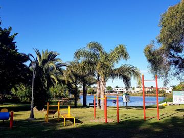 San Isidro Labrador | Casa con lindísimo terreno a la laguna se vende con amarra incluída