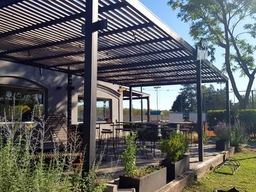 San Isidro Labrador | Casa con lindísimo terreno a la laguna se vende con amarra incluída