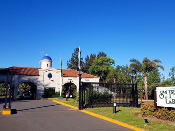 San Isidro Labrador | Casa con lindísimo terreno a la laguna se vende con amarra incluída