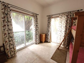 San Isidro Labrador | Casa con lindísimo terreno a la laguna se vende con amarra incluída