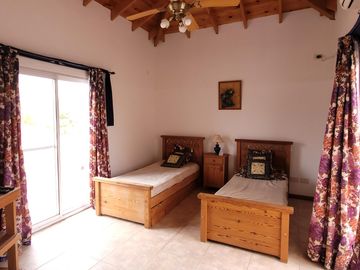San Isidro Labrador | Casa con lindísimo terreno a la laguna se vende con amarra incluída