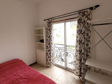 San Isidro Labrador | Casa con lindísimo terreno a la laguna se vende con amarra incluída