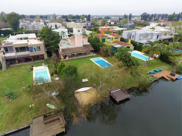 San Isidro Labrador | Casa con lindísimo terreno a la laguna se vende con amarra incluída