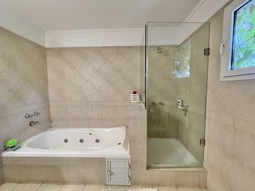 Casa en Venta de 3 dormitorios en Rosario - Country Aldea Tenis- Fisherton