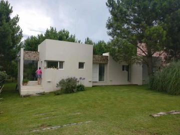 Casa en venta - 3 dormitorios 2 baños - 1300mts2 - Costa Esmeralda