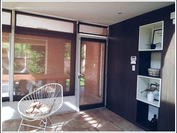 AMOBLADA!!!Casa en  VENTA!!! ! NIVEL!. 2 PLANTAS!. 3 DORMITORIOS. PISCINA.