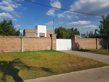 AMOBLADA!!!Casa en  VENTA!!! ! NIVEL!. 2 PLANTAS!. 3 DORMITORIOS. PISCINA.