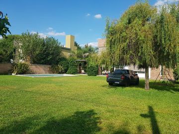 AMOBLADA!!!Casa en  VENTA!!! ! NIVEL!. 2 PLANTAS!. 3 DORMITORIOS. PISCINA.