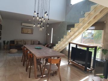 AMOBLADA!!!Casa en  VENTA!!! ! NIVEL!. 2 PLANTAS!. 3 DORMITORIOS. PISCINA.