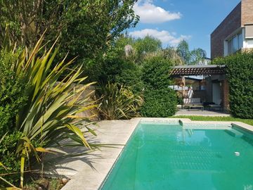 AMOBLADA!!!Casa en  VENTA!!! ! NIVEL!. 2 PLANTAS!. 3 DORMITORIOS. PISCINA.