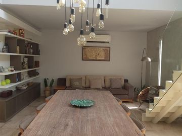 AMOBLADA!!!Casa en  VENTA!!! ! NIVEL!. 2 PLANTAS!. 3 DORMITORIOS. PISCINA.