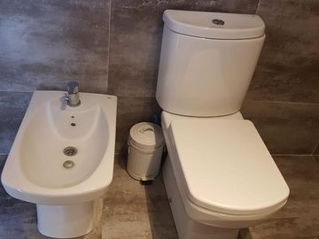 AMOBLADA!!!Casa en  VENTA!!! ! NIVEL!. 2 PLANTAS!. 3 DORMITORIOS. PISCINA.