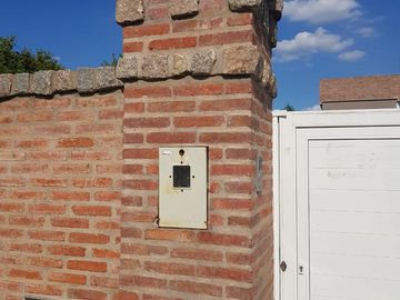 AMOBLADA!!!Casa en  VENTA!!! ! NIVEL!. 2 PLANTAS!. 3 DORMITORIOS. PISCINA.