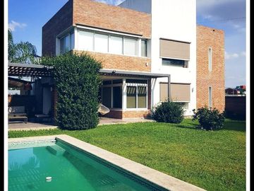 AMOBLADA!!!Casa en  VENTA!!! ! NIVEL!. 2 PLANTAS!. 3 DORMITORIOS. PISCINA.