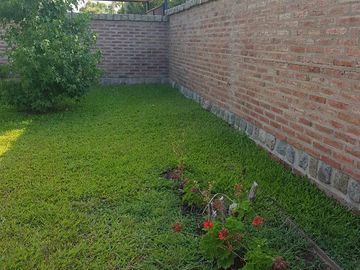 AMOBLADA!!!Casa en  VENTA!!! ! NIVEL!. 2 PLANTAS!. 3 DORMITORIOS. PISCINA.