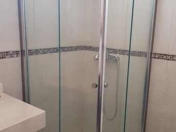 AMOBLADA!!!Casa en  VENTA!!! ! NIVEL!. 2 PLANTAS!. 3 DORMITORIOS. PISCINA.
