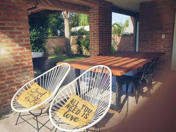 AMOBLADA!!!Casa en  VENTA!!! ! NIVEL!. 2 PLANTAS!. 3 DORMITORIOS. PISCINA.