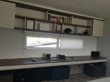 AMOBLADA!!!Casa en  VENTA!!! ! NIVEL!. 2 PLANTAS!. 3 DORMITORIOS. PISCINA.