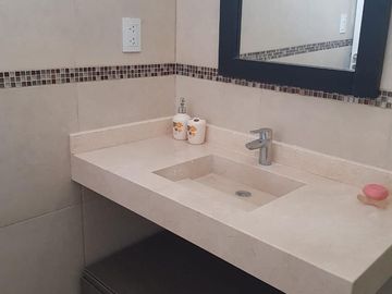 AMOBLADA!!!Casa en  VENTA!!! ! NIVEL!. 2 PLANTAS!. 3 DORMITORIOS. PISCINA.